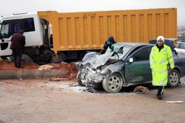 Otomobille Kamyon Çarpıştı: 1 Ölü, 2 Yaralı