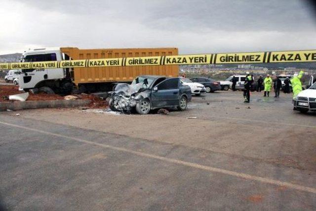 Otomobille Kamyon Çarpıştı: 1 Ölü, 2 Yaralı