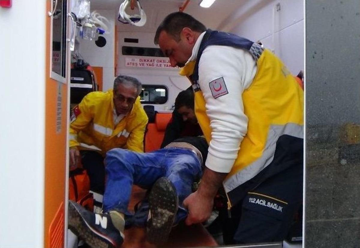 Kamyon Otomobil İle &Ccedil;arpıştı: 3 Ağır Yaralı
