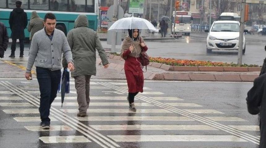 Kayseri&rsquo;de Yağan Yağmur Etkili Oldu