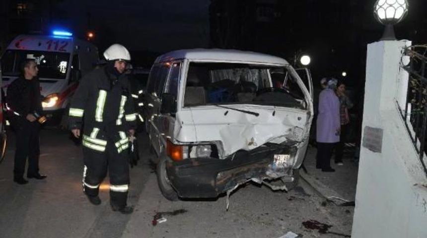 Minib&uuml;s Bah&ccedil;e Duvarına &Ccedil;arptı: 1 &Ouml;l&uuml;, 1 Yaralı