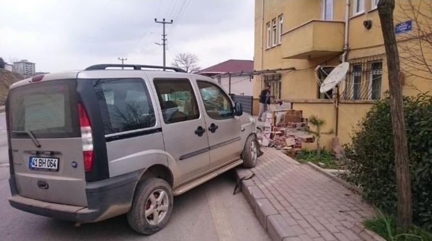 Kontrolden &Ccedil;ıkan Ara&ccedil; Apartman Girişine &Ccedil;arptı: 1 Yaralı