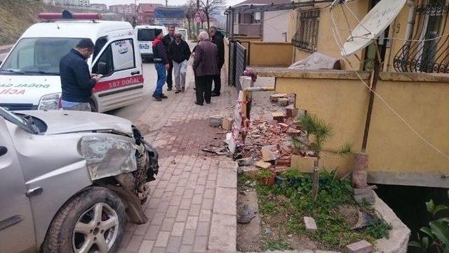 Kontrolden Çıkan Araç Apartman Girişine Çarptı: 1 Yaralı