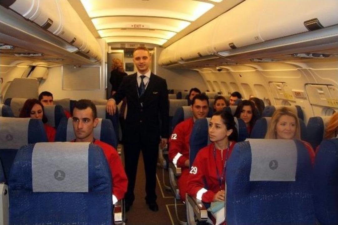 U&ccedil;akta Doğdu, Kabin Memuru Oldu