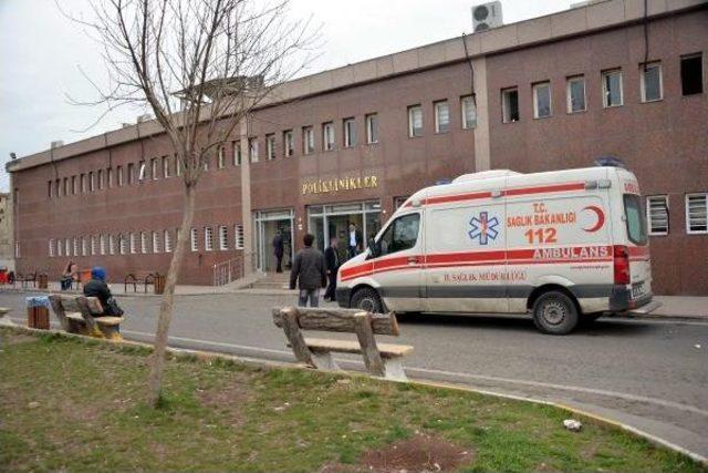 Hastanede Eşine Şiddet Uygulayan Koca, Engel Olmak Isteyen Doktoru Bı&ccedil;akladı 2