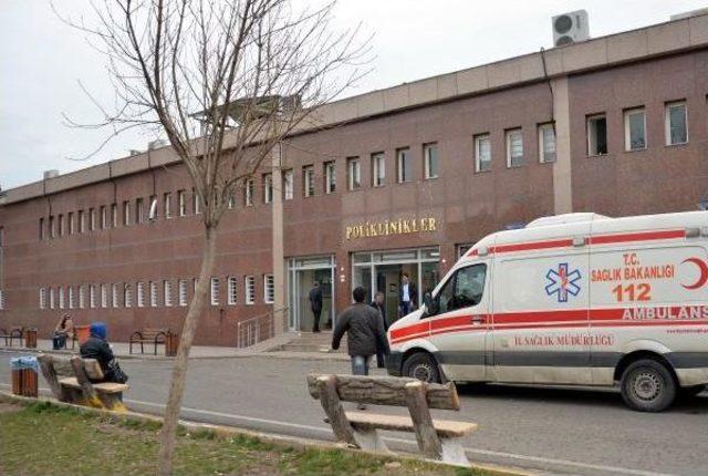 Hastanede Eşine Şiddet Uygulayan Koca, Engel Olmak Isteyen Doktoru Bı&ccedil;akladı 3