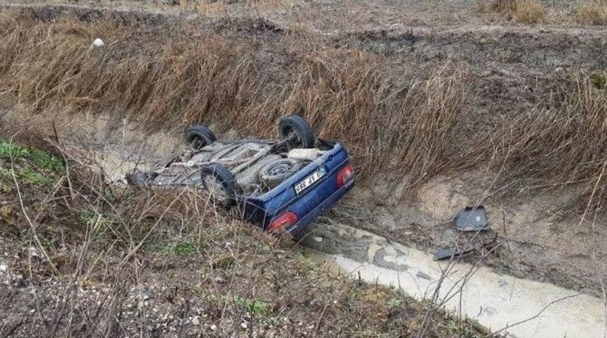 Kontrolden &Ccedil;ıkan Otomobil Su Kanalına U&ccedil;tu: 1 Yaralı