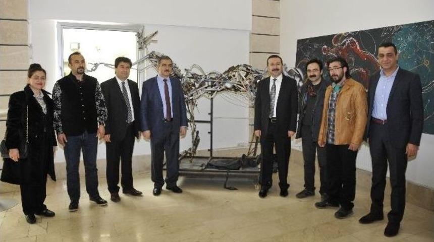 &Uuml;niversitenin Hurda Malzemelerinden Heykel Yaptı