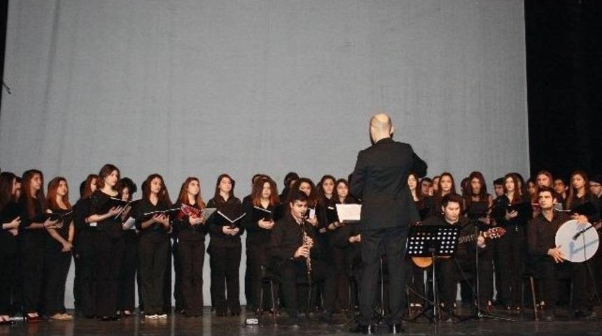 Liseliler İstiklal Marşı&rsquo;nı &Uuml;&ccedil; Ayrı Besteyle Okudu