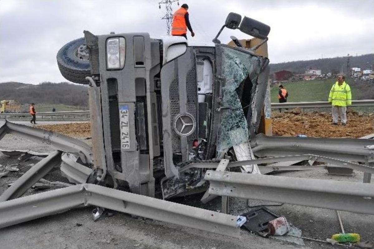 3. Havalimanı İnşaatındaki Hafriyat Kamyonu Devrildi: 1 &Ouml;l&uuml;