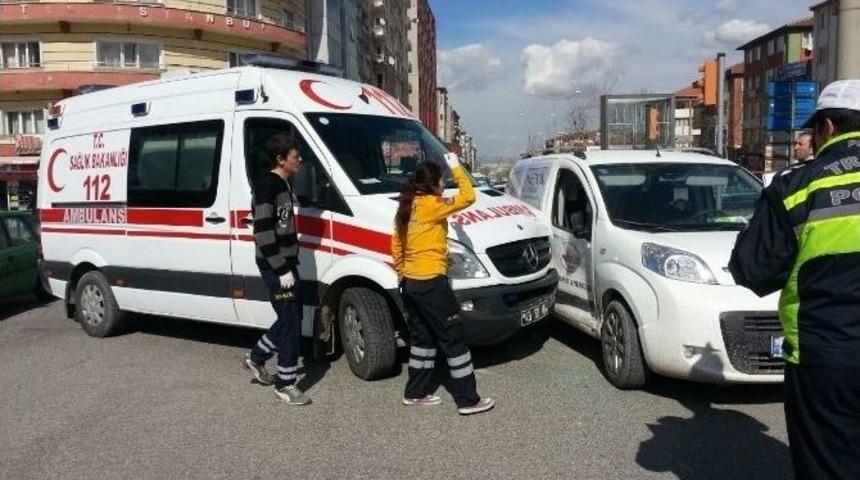 Ticari Ara&ccedil;la Ambulans &Ccedil;arpıştı: 2 Yaralı