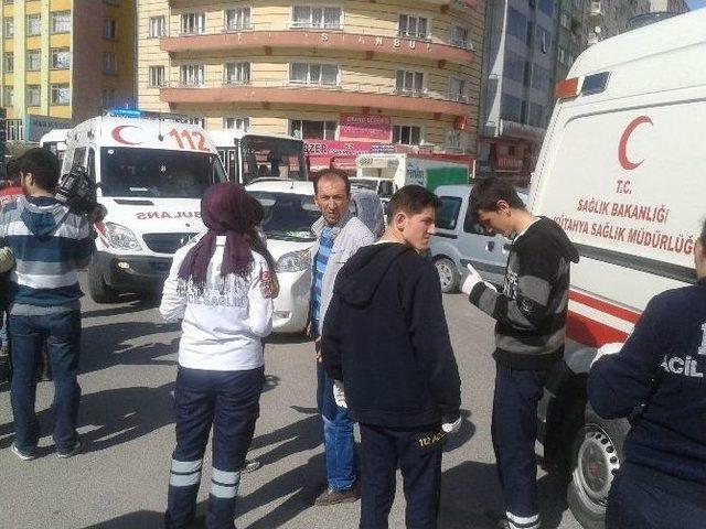 Ticari Araçla Ambulans Çarpıştı: 2 Yaralı