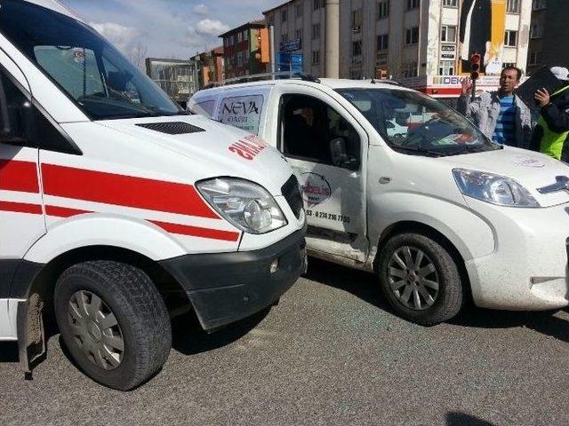 Ticari Araçla Ambulans Çarpıştı: 2 Yaralı