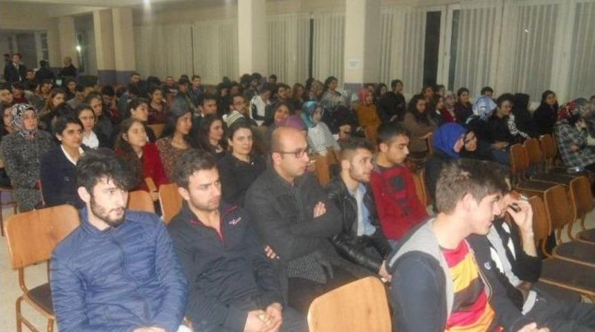 Seminerler &Ouml;ğrencilere Işık Tutuyor