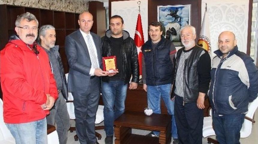 Woswos Grubundan Başkan Togar&rsquo;a Plaket