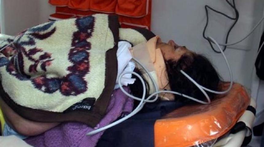 R&uuml;zgarın U&ccedil;urduğu &Ccedil;atı &Uuml;zerine D&uuml;şen Kadın Ağır Yaralandı