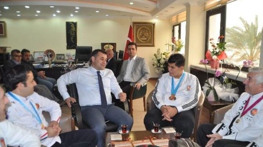 Başkan Y&uuml;cel, Aş&ccedil;ıları Tebrik Etti