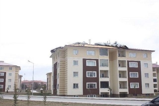 Erzincan’da Fırtına Çatıları Uçurdu