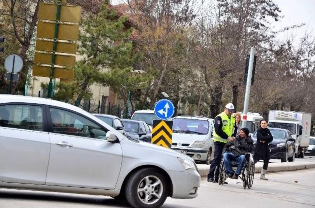 Trafik Polisinden Anlamlı Hareket