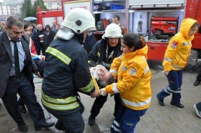 Aile Ve Sosyal Politikalar Müdürlüğü'nün Engelli Asansörü Düştü: 1 Yaralı