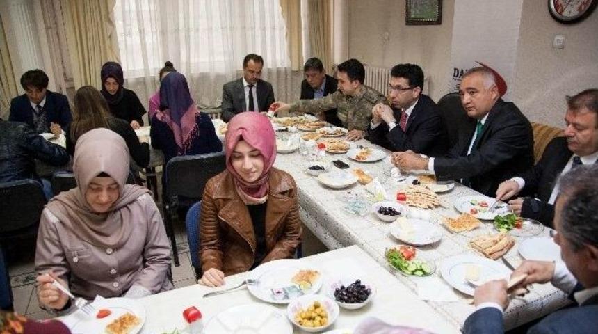 &Ouml;ğrencilere, Ygs &Ouml;ncesi Moral Kahvaltısı