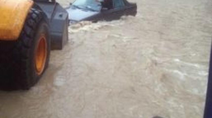 Otomobille Sele Kapılan 3 Kişi Kurtarıldı