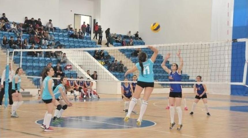 Erzincan &Uuml;niversitesi Voleybol Takımları Liderlik Koltuğunda