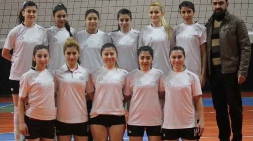 Erzincan &Uuml;niversitesi Voleyboltakımları En İyi 8 Arasında
