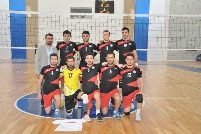 Erzincan Üniversitesi Voleybol Takımları Liderlik Koltuğunda