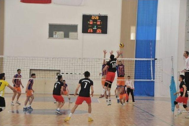 Erzincan Üniversitesi Voleybol Takımları Liderlik Koltuğunda