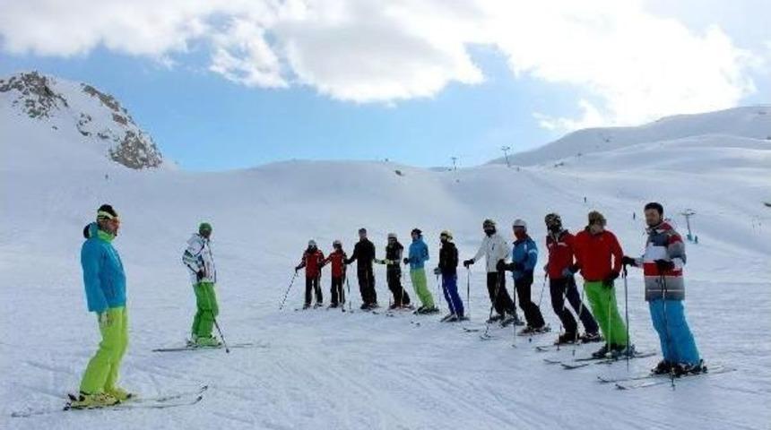 Hakkari'de Madde Bağımlısı Gen&ccedil;lere Kayak Eğitimi Veriliyor