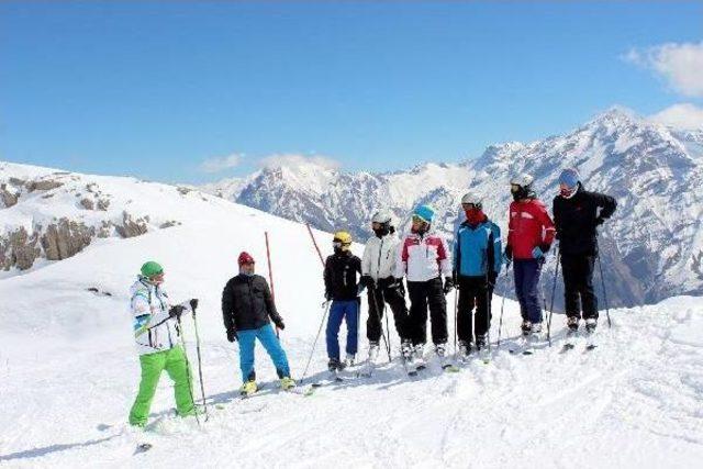 Hakkari'de Madde Bağımlısı Gençlere Kayak Eğitimi Veriliyor