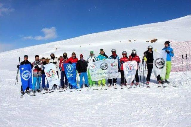 Hakkari'de Madde Bağımlısı Gençlere Kayak Eğitimi Veriliyor