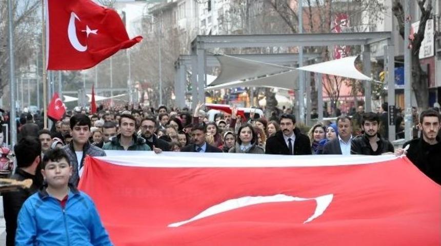 Uşak&rsquo;ta Mhp&rsquo;liler İstiklal Marşı&rsquo;nı Okudu