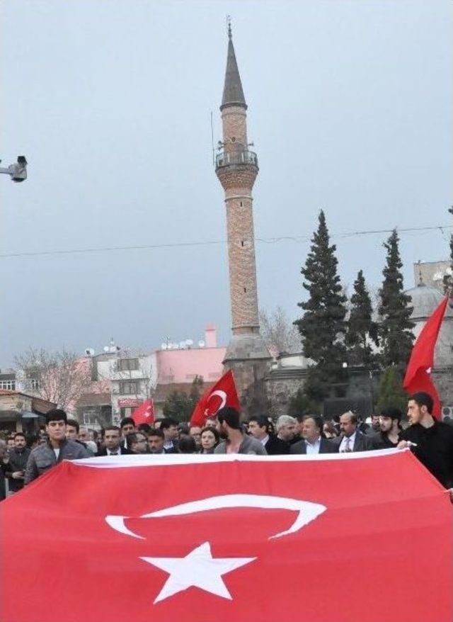 Uşak’ta Mhp’liler İstiklal Marşı’nı Okudu