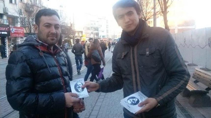 Ak Partili Gen&ccedil;ler İstiklal Marşı&rsquo;nın Kabul G&uuml;n&uuml;nde Broş&uuml;r Dağıttılar