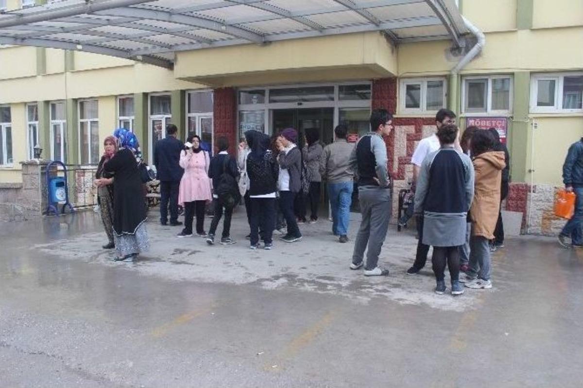 Okulun 3. Katından D&uuml;şen &Ouml;ğrenci Yaralandı