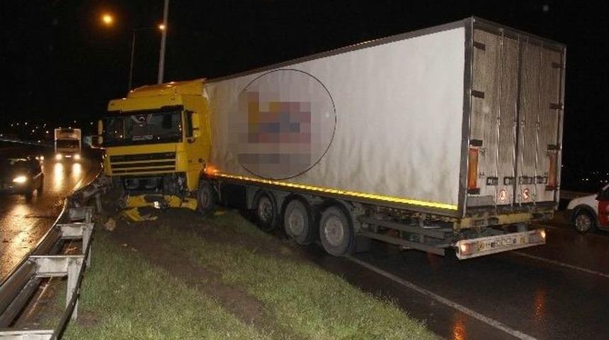 Makaslama Yapan Tır Kaza Yaptı