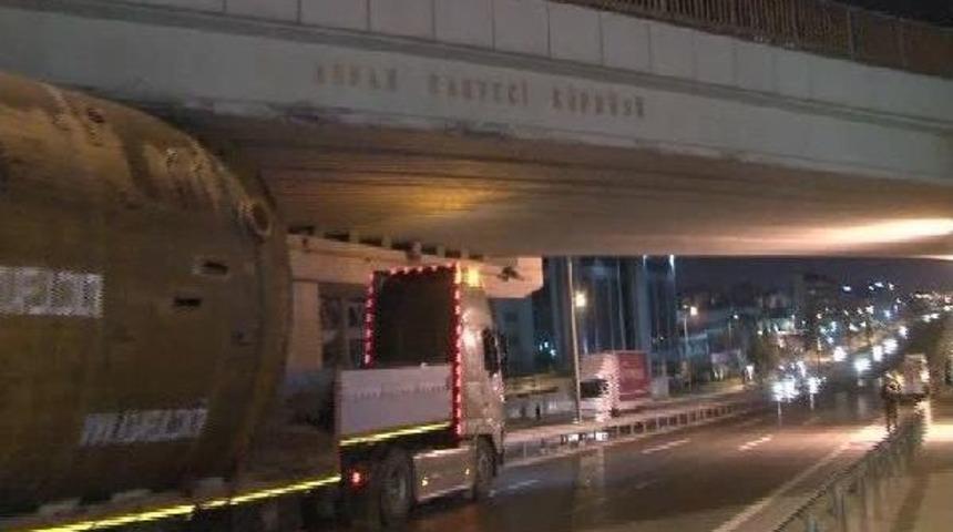 Sanayi Kazanı Y&uuml;kl&uuml; Tır K&ouml;pr&uuml;ye Sıkıştı