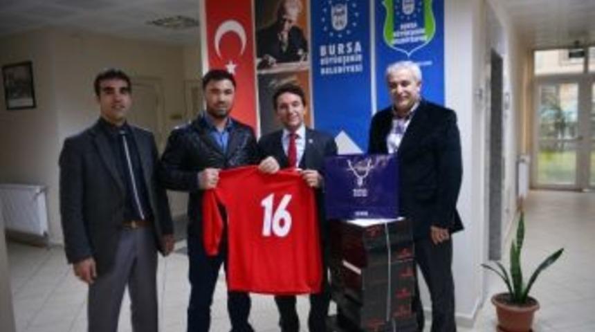 B&uuml;y&uuml;kşehir Belediyespor&rsquo;dan Ahıska Spor Kul&uuml;b&uuml;ne Malzeme Desteği