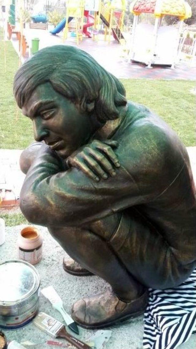 Par&ccedil;alanan Berkin Elvan Heykeli Onarıldı 1