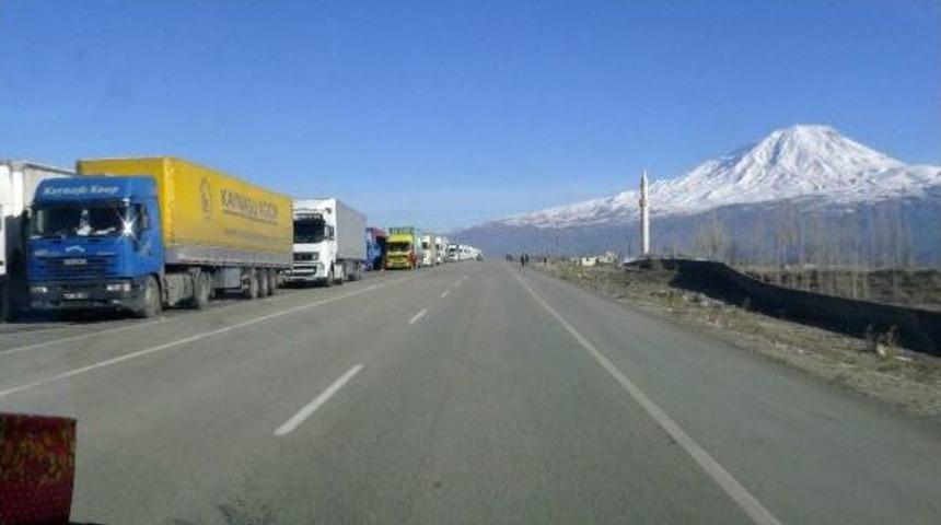 G&uuml;rbulak'ta 25 Kilometrelik Tır Kuyruğu