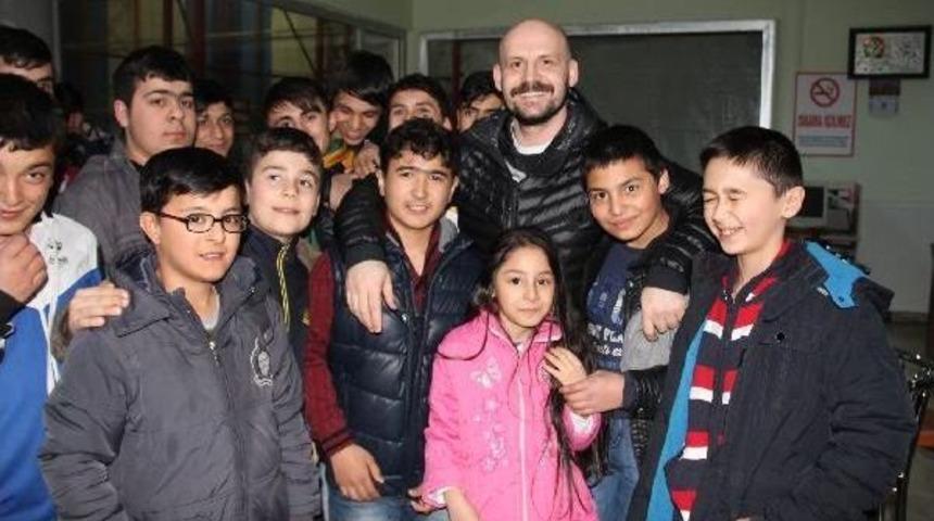 Komedyen Atalay Demirci Eğitim G&ouml;rd&uuml;ğ&uuml; Okula Ziyaret Etti