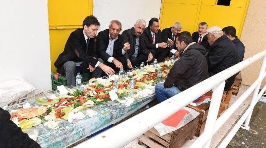 Karalar Pazarcı Esnafıyla Kahvaltı Yaptı