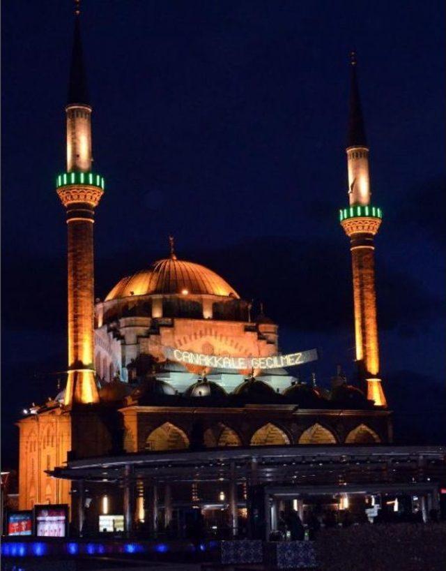 Camiye  &ccedil;anakkale Ge&ccedil;ilmez  Mahyası 1