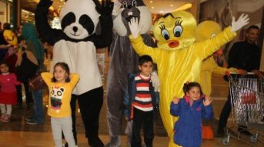 Piazza&rsquo;da &Ccedil;ocuklar Sevimli Kahramanlarla Buluşuyor