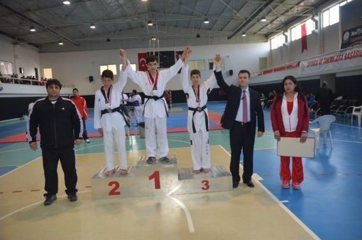 Adana&rsquo;da Tekvando Gen&ccedil;ler Ve Yıldızlar İl Birinciliği