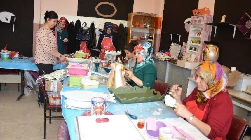 &Ccedil;ocukları Da Anneleriyle Birlikte Eğitim G&ouml;r&uuml;yor