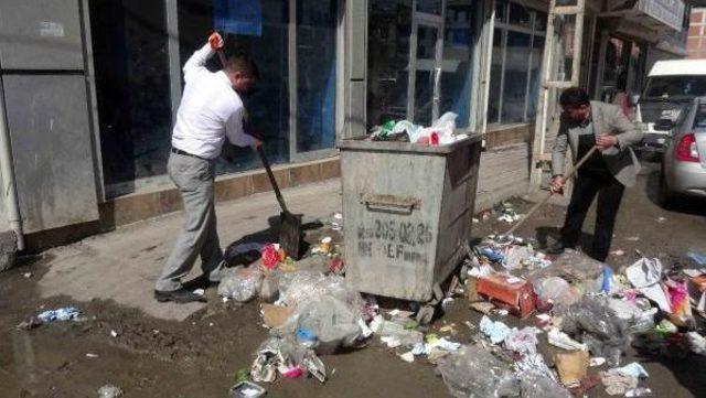 Doğubayazıt'ta Taşeron Işçiler Eylem Yapınca, Başkan Çöp Toplamaya Çıktı