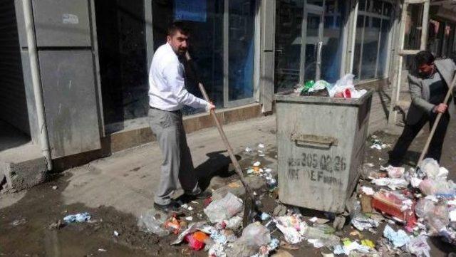 Doğubayazıt'ta Taşeron Işçiler Eylem Yapınca, Başkan Çöp Toplamaya Çıktı